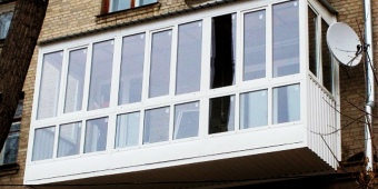 Балкон с отделкой по бокам сайдингом и остеклением «‎до пола»