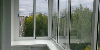 Остекление холодного профиля Г - образного балкона, обшитого пластиковыми панелями
