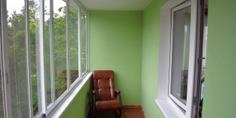 Балкон с отделкой декоративной штукатуркой, влагоустойчивая краска