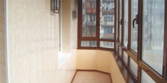 Установлены тёплые окна, балкон изнутри отделан пластиковыми панелями