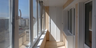 Балконный шкаф, евровагонка в качестве отделочного материала, тёплое остекление