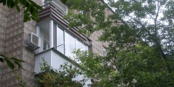 Остекление балкона  с наружной отделкой 